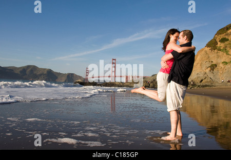 Ein paar am Strand in San Francisco in der Nähe der Golden Gate Bridge zu spielen. Stockfoto
