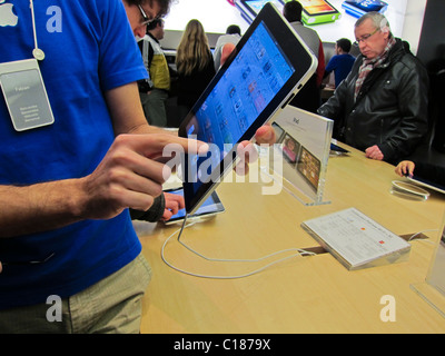 Paris, Frankreich, Nahaufnahme, Mann hält IPAD Tablet in der Hand, 'Apple Store » Connected Screen France, Apple Technology Stockfoto