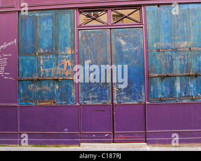 Paris, Frankreich, Alter Laden mit Fensterläden aus gemaltem Holz, alte französische Schaufenster, Vintage Stockfoto