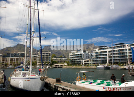 Victoria-Becken Wohnungen und Yachten im V & A Waterfront Stockfoto