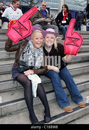 X Factor fans außerhalb Wembley Arena, The X Factor Live Tour London, England - 01.03.09 ansehen Stockfoto