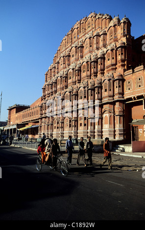 Indien, Rajasthan State, Jaipur, Hawa Mahal Windpalast, ein Teil des Stadtschlosses Stockfoto