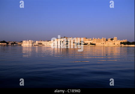 Indien, Bundesstaat Rajasthan, Udaipur, das Stadtschloss und das Lake Palace Hotel widerspiegelt den Pichola-See Stockfoto