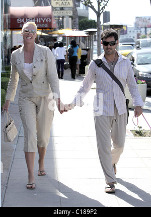 Brigitte Nielsen und ihr fünfter Mann Mattia Dessi verlassen La Petite vier nach dem Mittagessen zusammen Los Angeles, Kalifornien Stockfoto