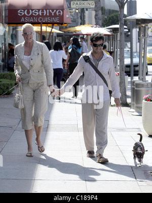Brigitte Nielsen und ihr fünfter Mann Mattia Dessi verlassen La Petite vier nach dem Mittagessen zusammen Los Angeles, Kalifornien Stockfoto