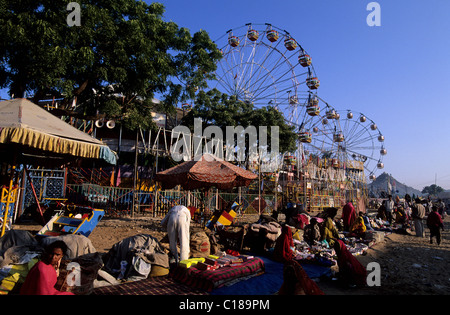 Indien, Rajasthan State, Kamel Messe von Pushkar, große Räder von der Kirmes Stockfoto