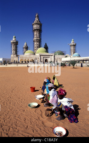 Senegal, Diourbel Region, Touba, Mouride große Moschee, Frauen Reinigung und Sand herausnehmen Stockfoto