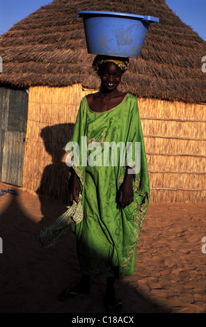 Senegal, Diourbel, Frau aus dem Wolof-Dorf und Umgebung: Stockfoto