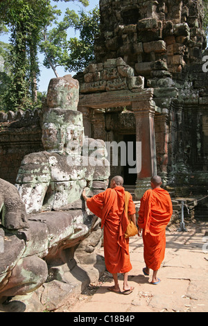 Mönche im Tempel Preah Khan in Kambodscha Stockfoto