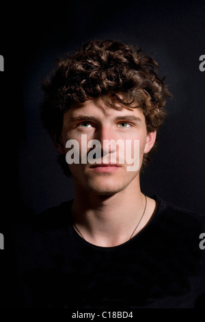 Porträt junger Mann schwarzen Hintergrund Stockfoto