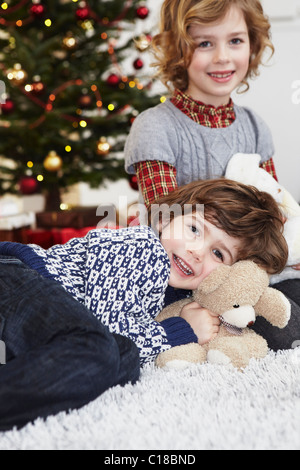 Bruder und Schwester kuscheln Stockfoto