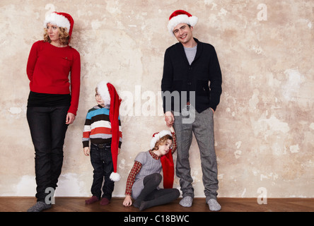 Familie mit Santa Hüte Stockfoto