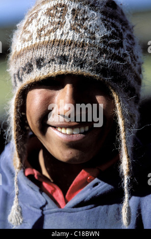 Peru, Puno Abteilung Altiplano Region, Landwirte, die Zucht von Alpakas durch den Titicaca-See Stockfoto