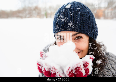 Frau mit Schnee in Händen Stockfoto