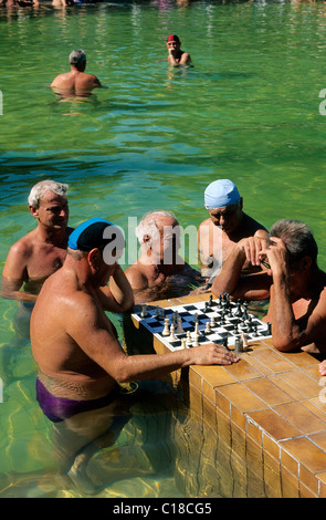 Ungarn, Budapest, Schachspieler im berühmten Thermalbad Szechenyi von Pest Stockfoto