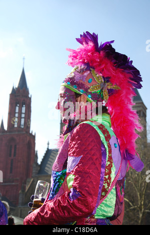 Karneval am Vrijthof-Platz mit roten Turm der evangelischen St. Johns Kirche und katholische St. Servatius Kirche Maastricht Stockfoto