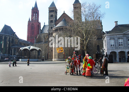 Karneval-Publikum am Vrijthof-Platz mit roten Turm der evangelischen St. Johns Kirche und katholische St. Servatius Kirche Maastricht Stockfoto