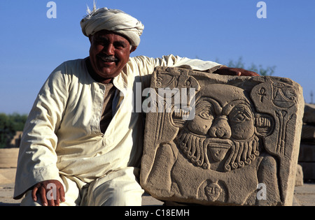 Ägypten, Aswan, Tempel von Philae, Wächter vor dem Gott Bes' Stele Stockfoto