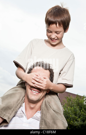 Des Vaters Sohn Abdeckung Augen Stockfoto