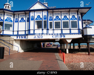 Fisch &amp; Chips-Laden auf Eastbourne Pier am Ärmelkanal in East Sussex Stockfoto