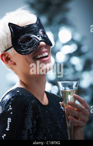 Frau trägt eine Katzenmaske Stockfoto