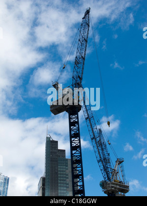 Große Krane dominieren den Himmel über der City of London auf einer Baustelle Stockfoto