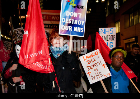 Nationalen Gesundheit Marsch von Royal London Hospital St. Barts Hospital Protest gegen Kürzungen zum Gesundheitswesen 2011 Stockfoto