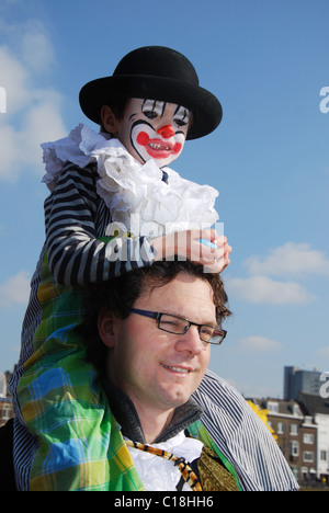 Vater und Sohn beobachten den Karnevalsumzug Maastricht Niederlande Stockfoto