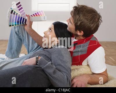 Paar, die Auswahl der Farben für neue Wohnung Stockfoto