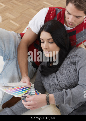 Paar, die Auswahl der Farben für die Dekoration Stockfoto