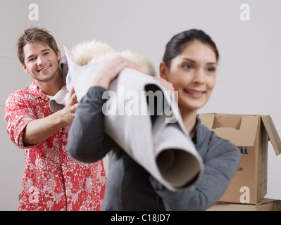 Paar mit Teppich über die Schulter Stockfoto