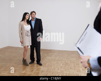 Paar ist die Wohnung mit Makler anzeigen Stockfoto