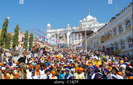 Sikhs versammeln sich in Anandpur Sahib in Indien während der Feier der Hola Mohalla, im Rahmen des Festivals von Nihangs, während die Stockfoto