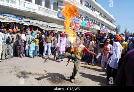 Sikhs versammeln sich in Anandpur Sahib in Indien während der Feier der Hola Mohalla, im Rahmen des Festivals von Nihangs, während die Stockfoto