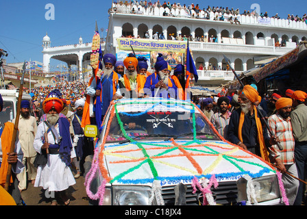 Sikhs versammeln sich in Anandpur Sahib in Indien während der Feier der Hola Mohalla, im Rahmen des Festivals von Nihangs, während die Stockfoto