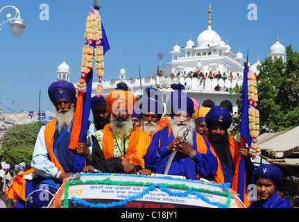 Sikhs versammeln sich in Anandpur Sahib in Indien während der Feier der Hola Mohalla, im Rahmen des Festivals von Nihangs, während die Stockfoto