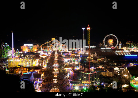 Überblick über die Wiesn bei Nacht Stockfoto