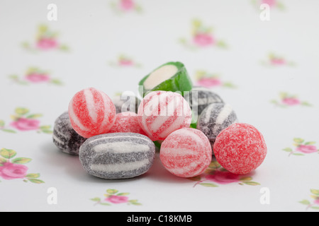 Winter Mischung Bonbons und Süßigkeiten auf ein Papierhintergrund fotografiert in einem studio Stockfoto