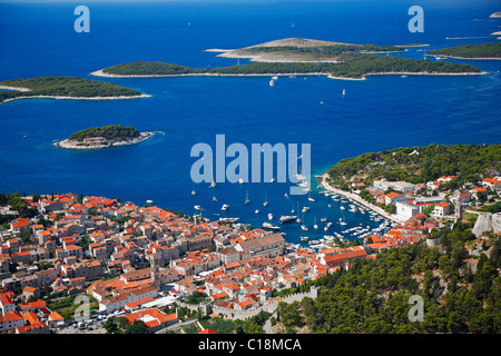 Panorama der Insel Hvar und "Pakleni Inseln" vor der Stadt Hvar Stockfoto