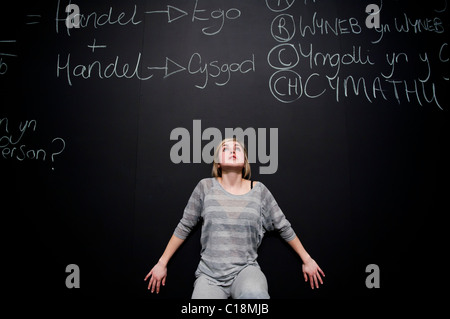 Junge Frauen Theater studiert Studenten an der Aberystwyth University Reheasing für ein physisches Theater-Performance "Dixit Dominus" Stockfoto