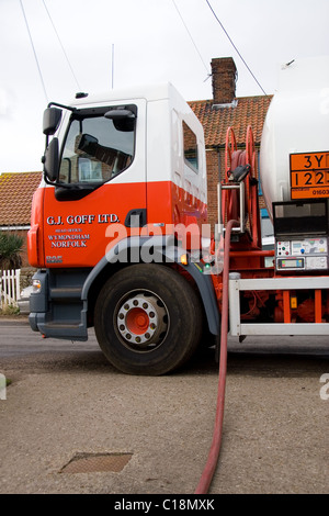 Öl/Kraftstoff Tankwagen machen eine Anlieferung von Heizöl (Kerosin) Stockfoto