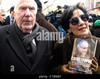 Buch Autoren Gerald Strober und Deborah Strober anlässlich die Anhörung von Bernie Madoff der US District Court New York City, USA- Stockfoto