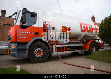 Öl/Kraftstoff Tankwagen machen eine Anlieferung von Heizöl (Kerosin) Stockfoto