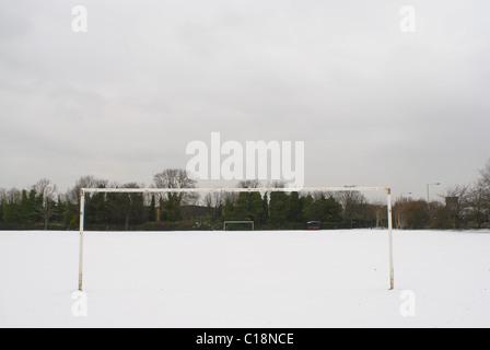 Fußballplatz mit Schnee bedeckt Stockfoto