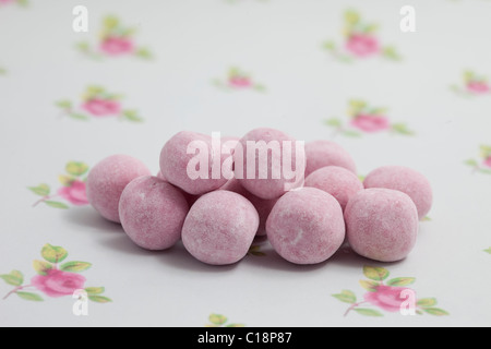 Vimto Kirsche Bonbons Bonbons und Süßigkeiten auf ein Papierhintergrund fotografiert in einem studio Stockfoto