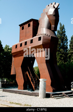 Mock-up des Trojanischen Pferdes am Haupttor, die Stadt Troja Stockfoto