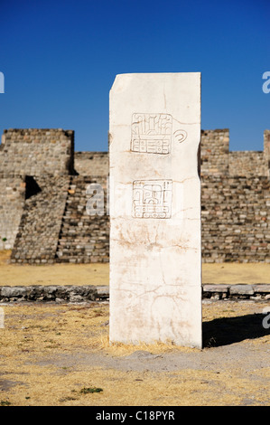 Plaza des zwei-Glyphe Stele in Xochicalco im Bundesstaat Morelos, Mexiko Stockfoto