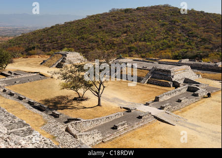 Gesamtansicht über niedrigere Plaza in Xochicalco im Bundesstaat Morelos, Mexiko Stockfoto