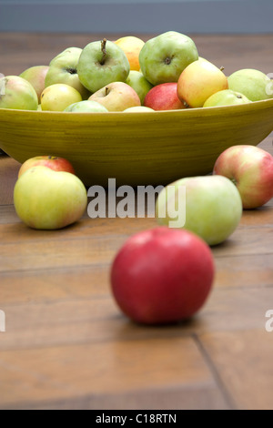 Schale mit Bio-Äpfel Stockfoto