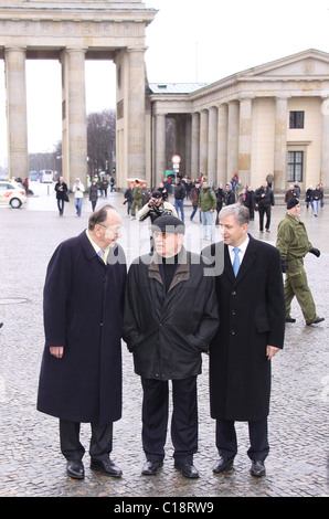 Hans-Dietrich Genscher, Mikhail Gorbachev, Klaus Wowereit auf der Ostseite des Brandenburger Tors, Gegenteil von Westen Stockfoto